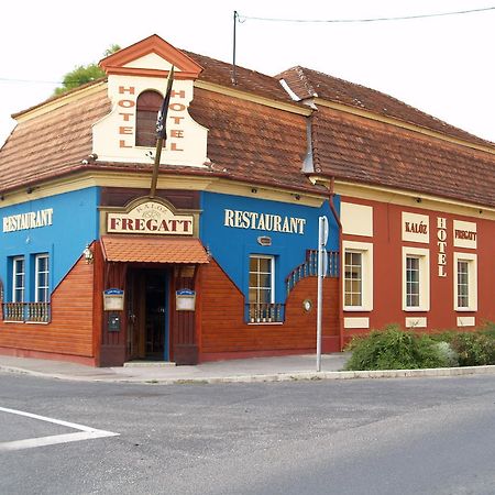 Kaloz Fregatt Panzio & Etterem Hotel Tata Esterno foto