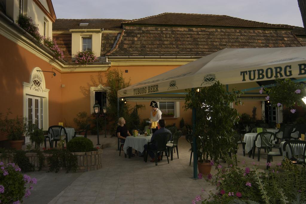 Kaloz Fregatt Panzio & Etterem Hotel Tata Esterno foto