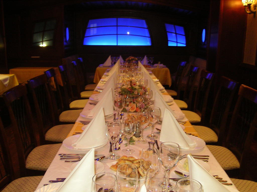 Kaloz Fregatt Panzio & Etterem Hotel Tata Esterno foto