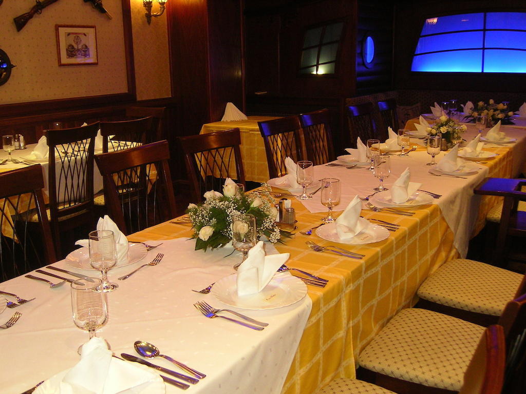Kaloz Fregatt Panzio & Etterem Hotel Tata Esterno foto