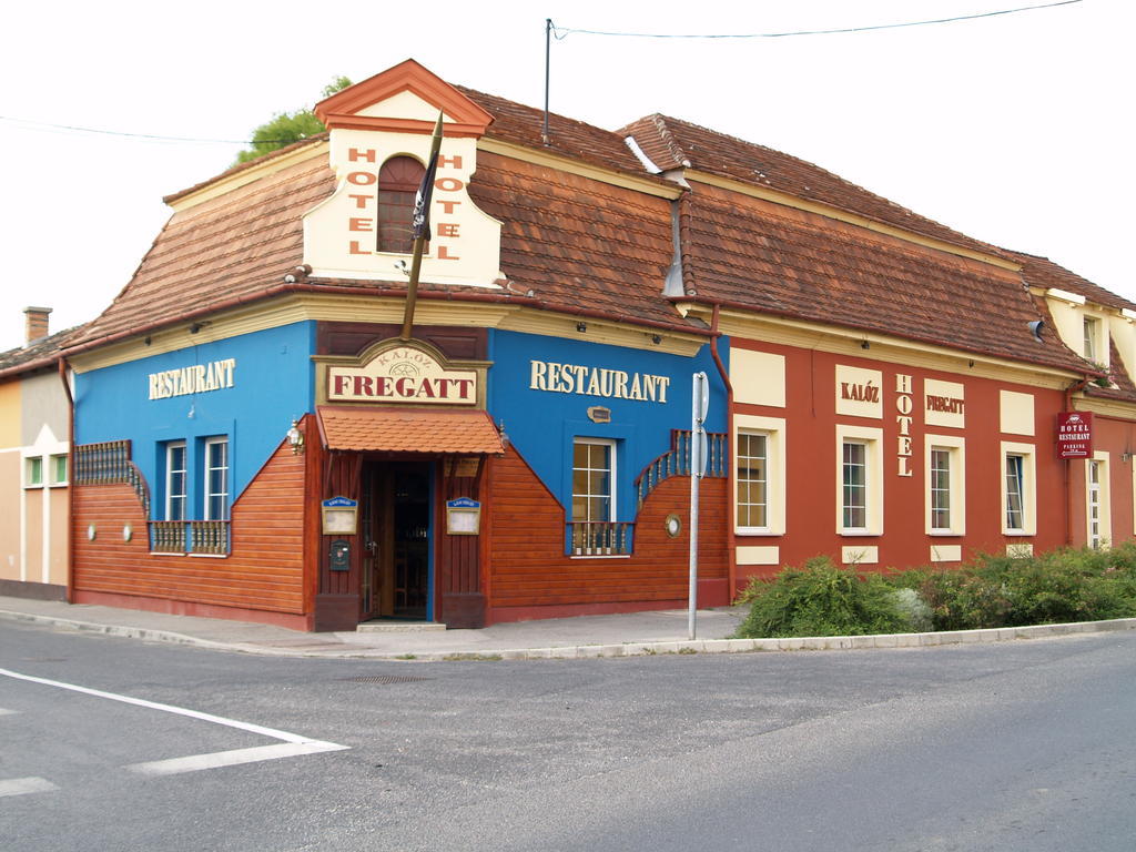 Kaloz Fregatt Panzio & Etterem Hotel Tata Esterno foto