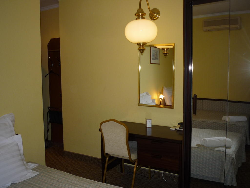 Kaloz Fregatt Panzio & Etterem Hotel Tata Esterno foto